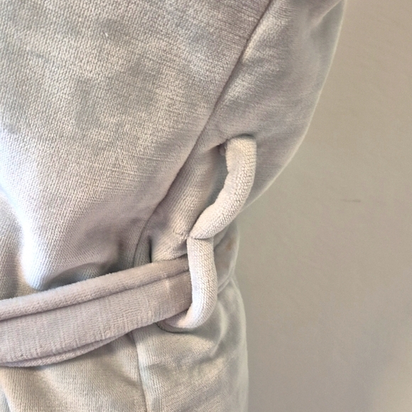 Pottery Barn Gray Robe w/ White Stitching No Tag Size S/M Gently Loved - Picture 9 of 12